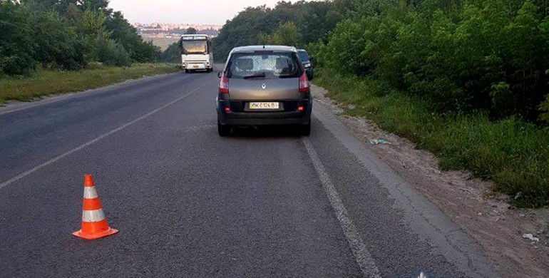 Біля Рівного легковик на смерть збив чоловіка